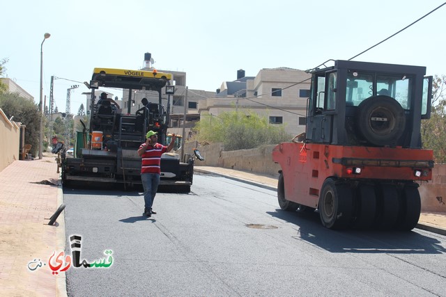  فيديو - بحضور رئيس البلدية المحامي عادل بدير .. يستمر تعبيد شوارع البلدة , تعبيد 4 شوارع بالقرب من شارع ال 24 الالتفافي  